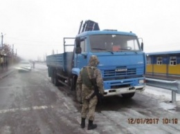На админгранице с Крымом пограничники не пропустили грузовик и элитный автомобиль
