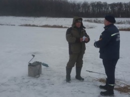 Спасатели Доброполья рассказали местным рыбакам о правилах безопасности во время зимней рыбалки