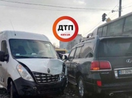 В масштабной аварии под Киевом разбились три авто: опубликованы фото