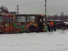 В Запорожье водитель внедорожника взял на буксир застрявший в снегу троллейбус (Видео)