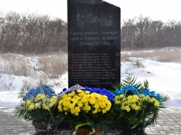 Сегодня почтили память жертв кровавого теракта в Донецкой области: смотрите фото
