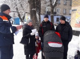 Спасатели Доброполья провели рейд в жилом секторе Белозерского по соблюдению правил пожарной безопасности