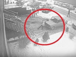 Во Львове машина подмяла под себя студентку (видео)