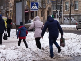 Николаевцы до сих пор месят «снеговую кашу с грязью» под ногами и перепрыгивают тротуары
