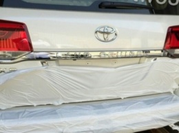 В Сети появились новые фото обновленного Toyota Land Cruiser