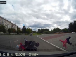 В России Volkswagen Polo снес коляску с тремя детьми (видео)
