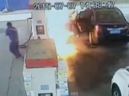 Недовольный водитель попытался сжечь сотрудника заправки в Китае. ВИДЕО