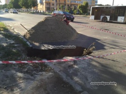 В Киеве на Минском проспекте автобус провалился в яму. ФОТО