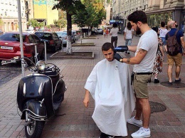 Киевский парикмахер бесплатно подстригает бездомных на Крещатике