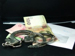 В Днепропетровске арестовали чиновника во время получения взятки