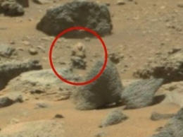 Ученые показали фото, как инопланетянин охотится за Curiosity на Марсе