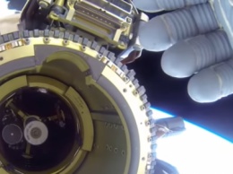 Камера зафиксировала попытку астронавта NASA зарыть НЛО рукой