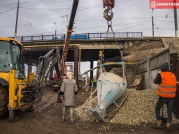 На Горьковском мосту в Керчи продолжается ремонт (Фото)