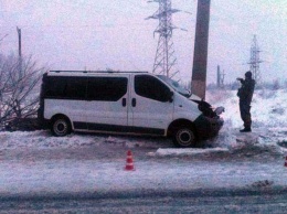 На Донетчине в результате ДТП с участием микроавтобуса пострадало семь человек