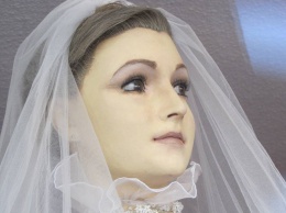В Мексике на витрине свадебного магазина стоит мертвая невеста