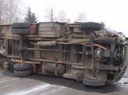 У военного училища в Житомире перевернулся грузовик