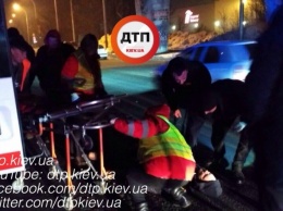 Пьяное ДТП в Киеве на Заболотного: Хонда сбила нетрезвого пешехода-нарушителя и его переехал неизвестный авто. ФОТО