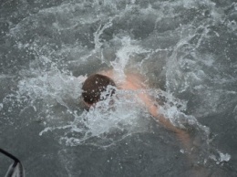 Лед и отмель не преграда! Мариупольцы окунаются в воду на Крещение (ФОТО+ВИДЕО)