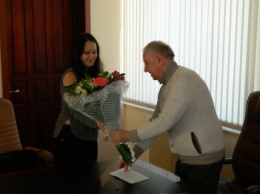 Мэр Черноморска вручил денежный сертификат родителям первого родившегося в новом году ребенка (фото)