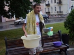 Местный житель Луцка пришел мыться в мэрию из-за отключения горячей воды (ВИДЕО)