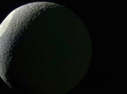 Зонд «Кассини» сделал качественное изображение спутника Сатурна Тефии