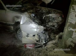 ДТП в Киеве: Audi 200 врезался в столб и загорелся. ФОТО