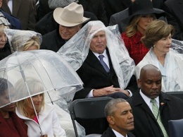 Боровшийся с дождевиком Джордж Буш-младший стал объектом шуток в соцсетях