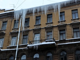 Неубранный снег и сосульки на крышах: как найти и наказать виновного