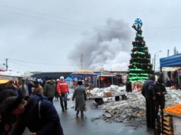 На знаменитом рынке в Одессе произошел сильный пожар: появились фото и видео