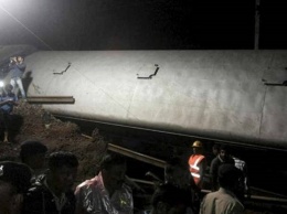 В Индии поезд сошел с рельсов: более 10 погибших