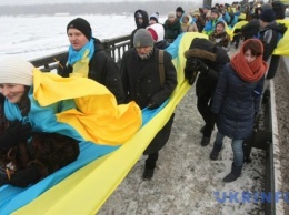 В Киеве на мосту Патона развернули 30-метровый флаг Украины