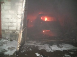 В Харькове пожарные спасали гаражный кооператив. Горели боксы с иномарками (ФОТО)