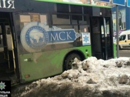 В Харькове троллейбус снес забор и выехал на встречную полосу (ФОТО)