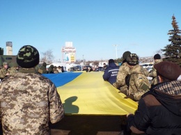 Станица Луганская развернула 40-метровый флаг Украины: смотрите фото