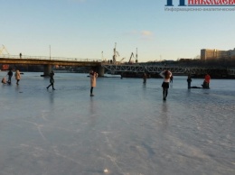 Николаевцы вышли кататься на замерзший пруд в Николаеве