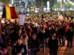 В Румынии десятки тысяч людей вышли на антиправительственные митинги