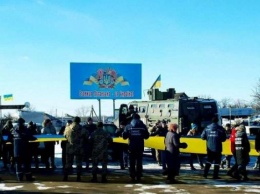 На Донбассе мирные жители развернули под носом у террористов 43-метровый украинский флаг