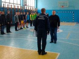 На Днепропетровщине спасатели играли в футбол