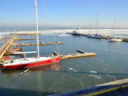 В Одессе лед заковал яхты (ФОТО)