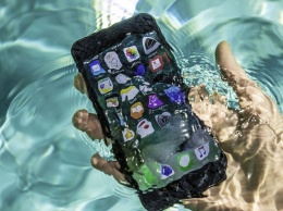 IPhone 7 пролежал ночь в ледяной воде и "выжил"