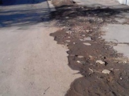 Мариупольцам с улицы Депутатской благоустроить дороги не помогает даже громкое название(ФОТО)