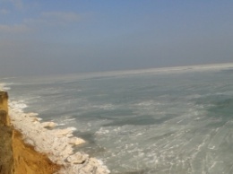 На грани катастрофы - море съедает пляжи на Азовском побережье (фото)