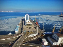 Одесский порт продолжает борьбу со льдом-«иммигрантом»