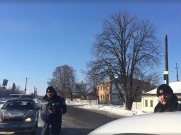 Жесткий разговор водителя и полицейских на Полтавщине возмутил соцсети: появилось видео
