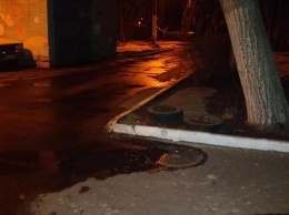 Вытекающая из канализации на Пионерской вода превращает улицу в фекальный каток