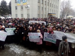 Возле исполкома в Покровске проходит митинг в поддержку Руслана Требушкина