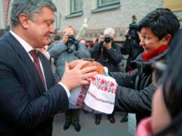 Херсонка в Финляндии испекла и вручила хлеб Президенту Украины (фото, видео)