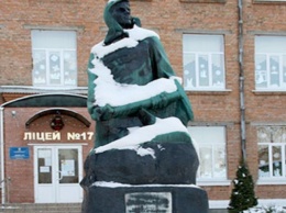 В Хмельницком снесли памятник автору Павки Корчагина - писателю Островскому