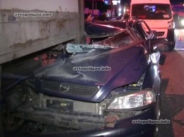 ДТП в Киеве: на Окружной Opel Vectra врезался в грузовик - пострадала девушка. ФОТО