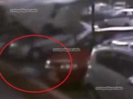 В Чили мужчина остался жив после падения с 17-го этажа на автомобиль. ВИДЕО